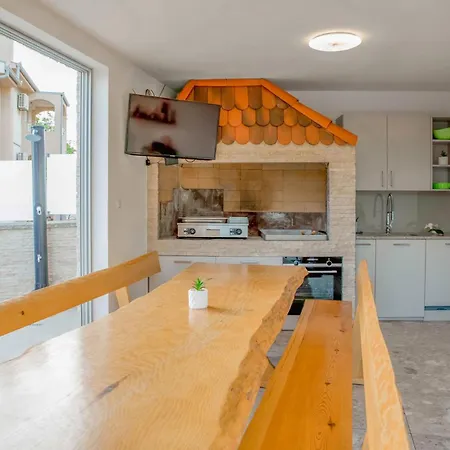 Apartment In With Outdoor Swimming Pool Pula