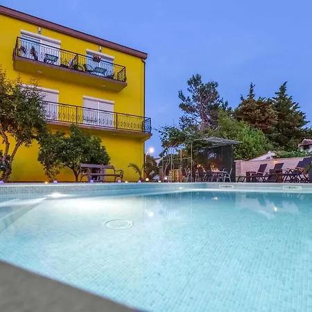 In With Outdoor Swimming Pool Apartment Pula